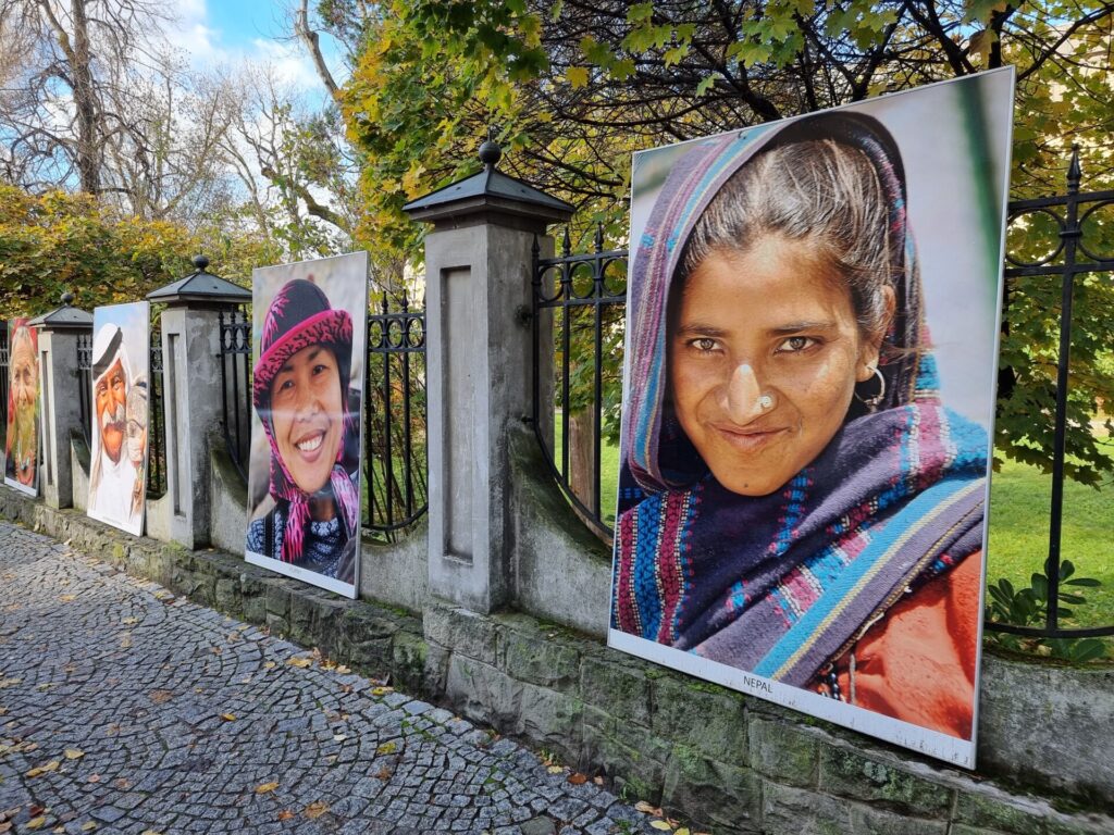 Wystawa Elżbiety Dzikowskiej w Cieszynie. Uśmiech, który łączy świat