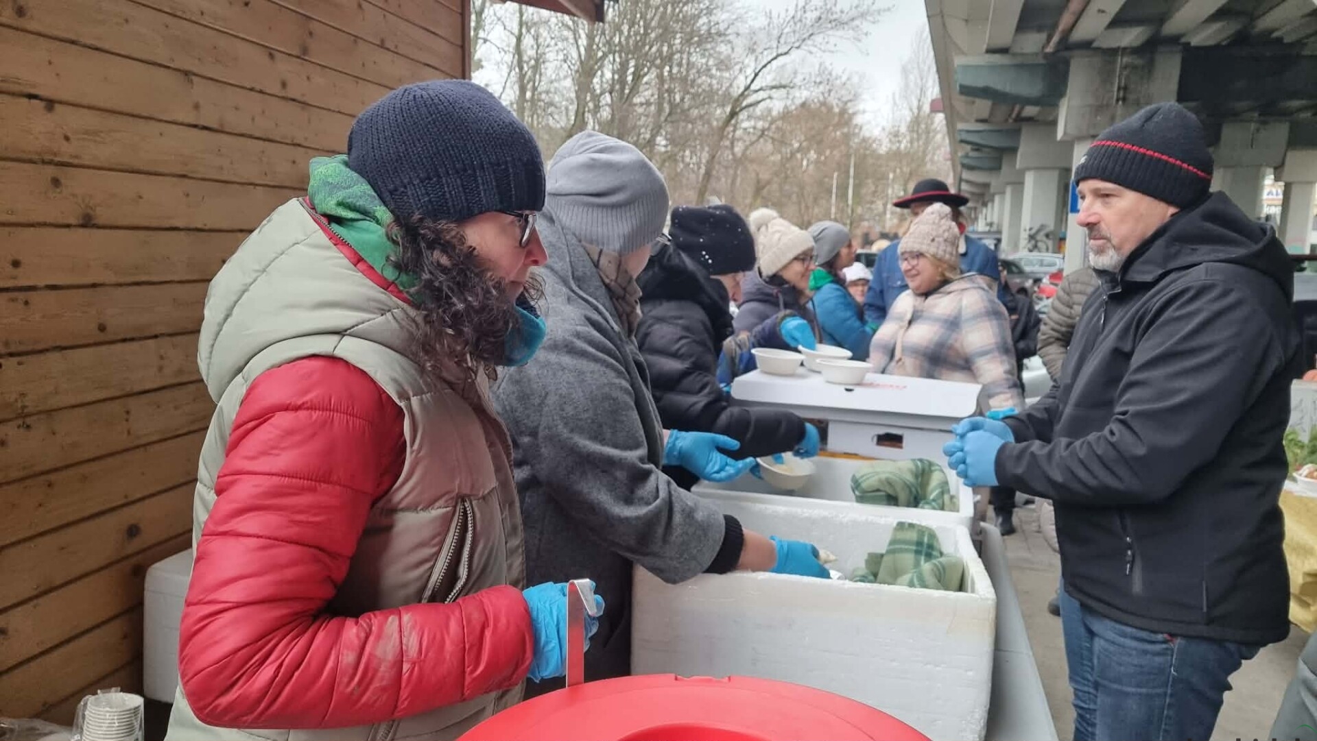Beton, świece i opłatek. Święta, które wydarzyły się pod wiaduktem