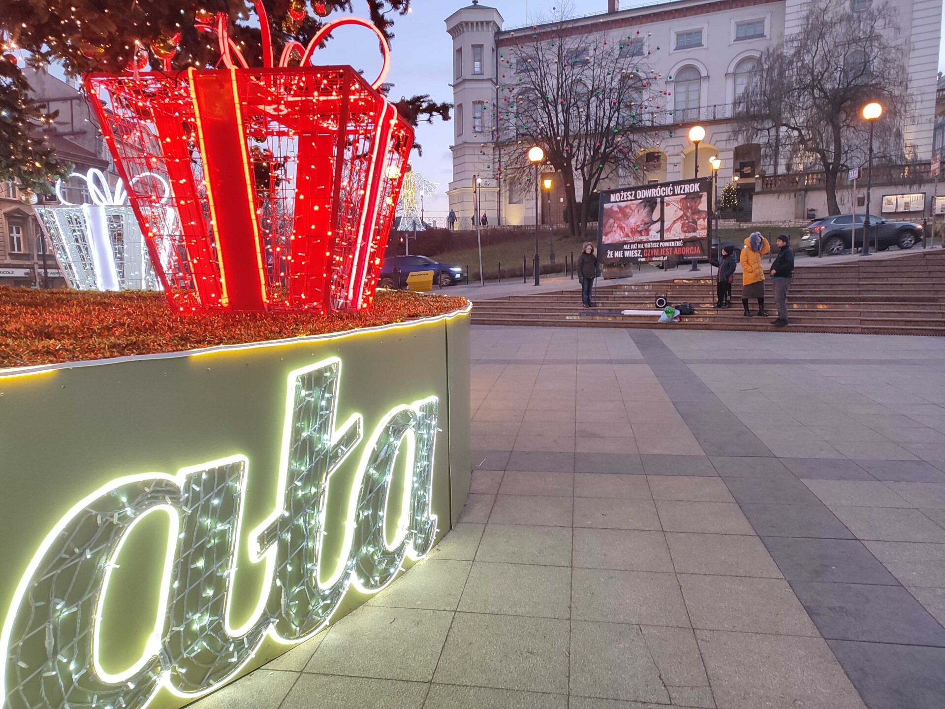 Dzieci trzymały antyaborcyjny transparent. „Ich wykorzystywanie jest obrzydliwe”