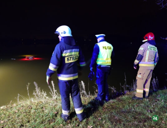 Z ostatniej chwili! Dankowice: Samochód wpadł do stawu | ZDJĘCIA