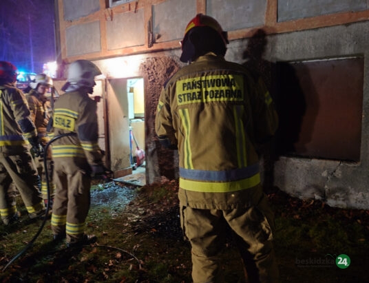 Nocny pożar w Jaworzu. Palił się węgiel w zasobniku pieca | ZDJĘCIA