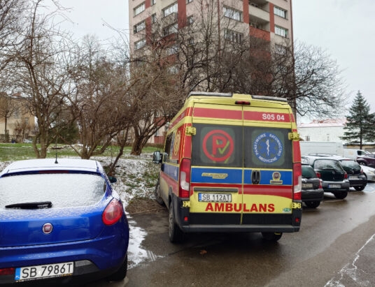 Światło było włączone, seniorka nie odpowiadała. Do mieszkania weszli siłowo | FOTO