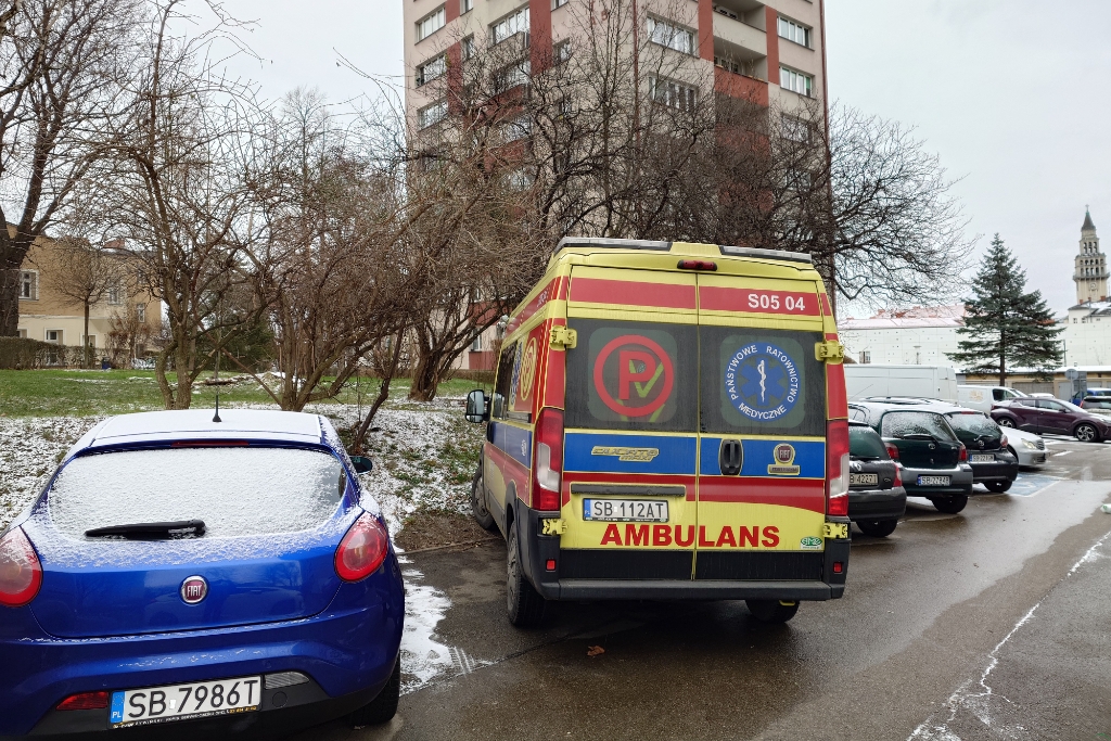 Światło włączone, seniorka nie odpowiadała. Do mieszkania weszli siłowo – foto
