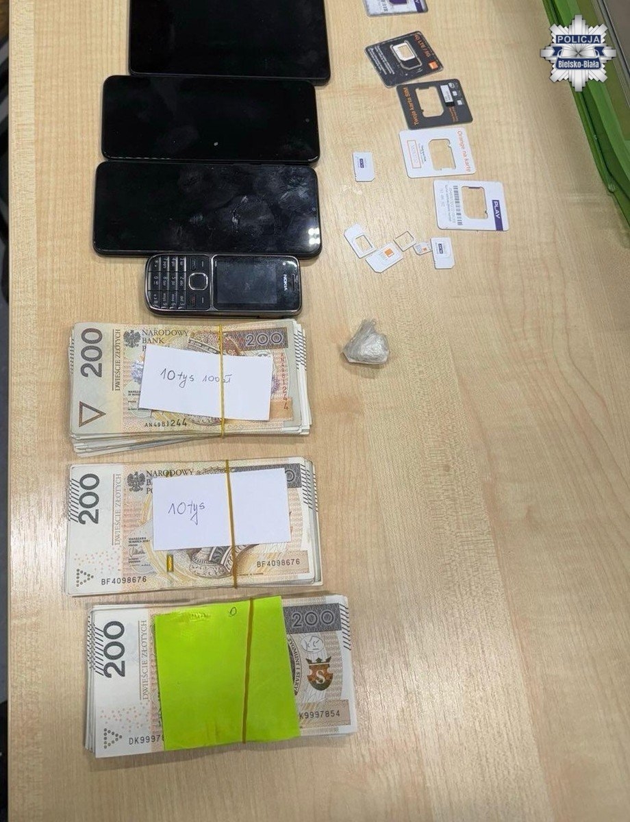 Dramat 85-latki i spektakularne zatrzymanie oszusta w Bielsku-Białej