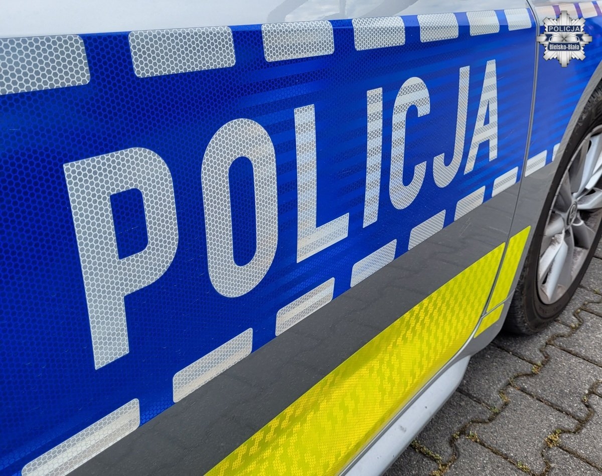 Policjant po służbie udaremnił kradzież w Żywcu. Odzyskał koszyk pełen kawy