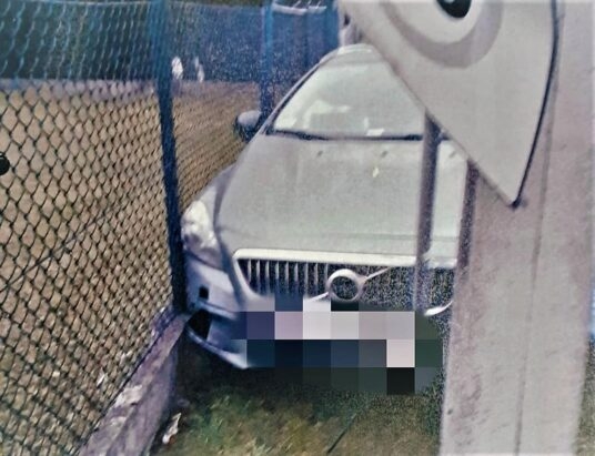 Mocno pijany kierowca uderzył w ogrodzenie