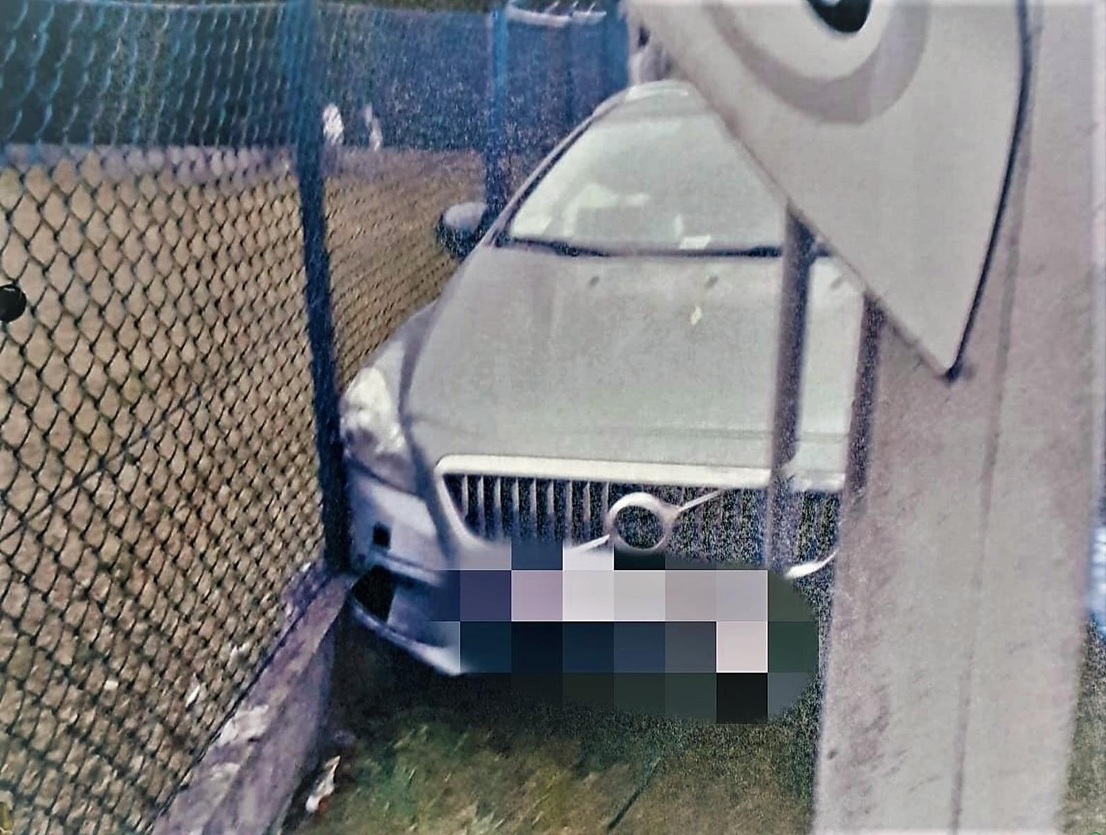 Mocno pijany kierowca uderzył w ogrodzenie