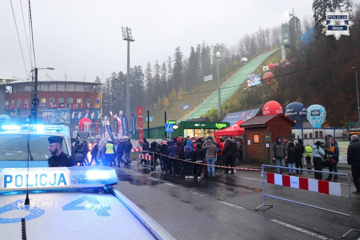 Skoczkowie narciarscy zawitali do Wisły. Puchar Świata ruszył, a wraz z nim kłopoty na drodze