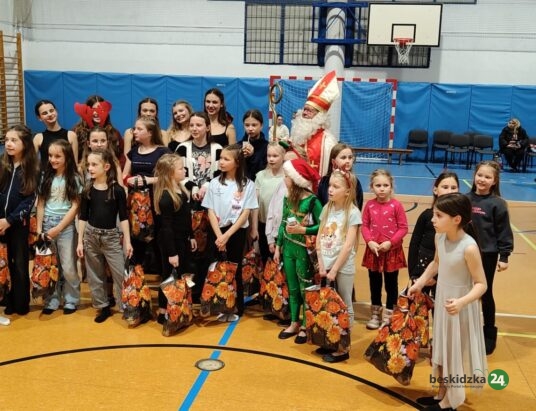 Mikołajki pełne radości w Wapienicy! Każde dziecko otrzymało paczkę