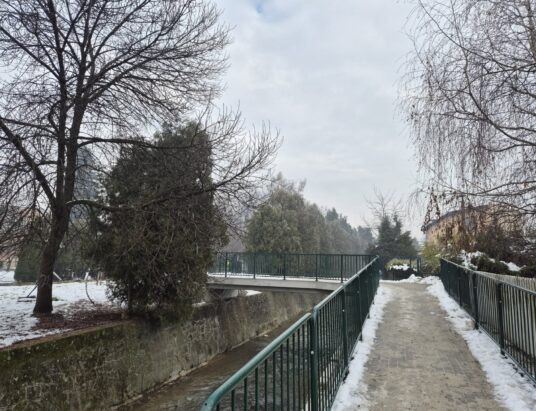 Skoczów: Kładka nad Bładnicą w parku Biszorskiego ponownie otwarta