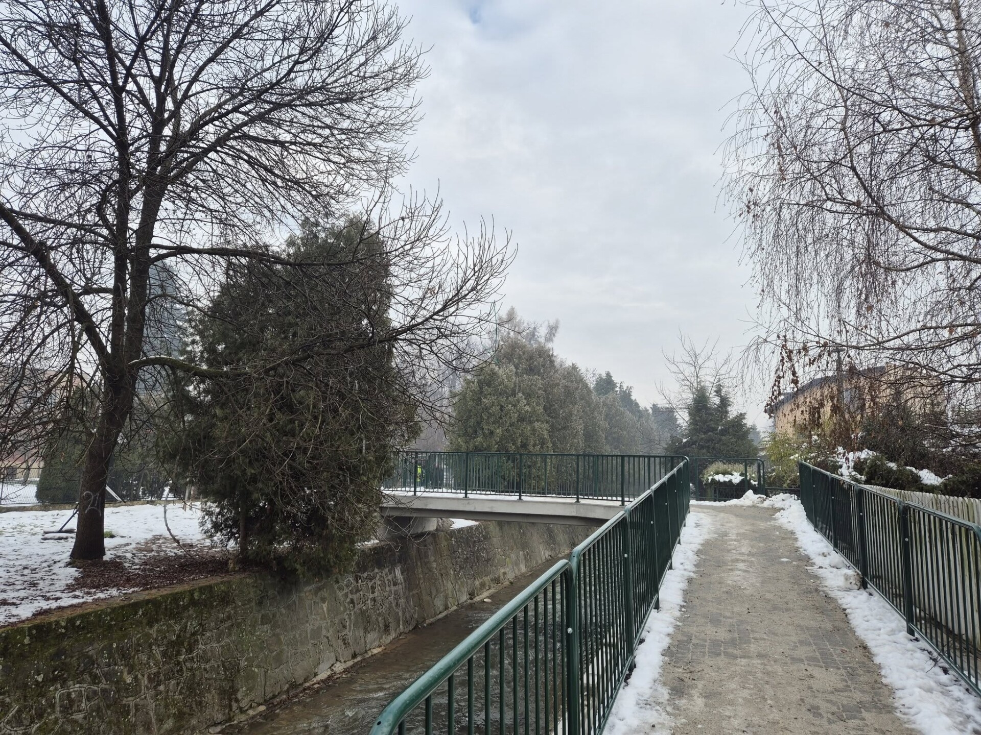 Skoczów. Kładka nad Bładnicą w parku Biszorskiego ponownie otwarta