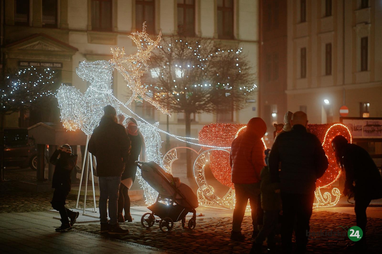 Wandal zniszczył świetlnego renifera w Oświęcimiu