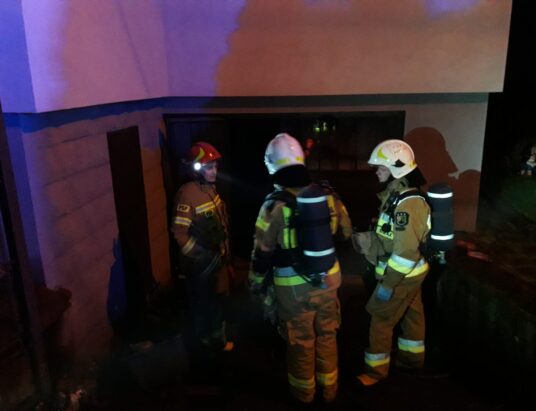 Pożar w piwnicy budynku przy ul. Szwoleżerów. Trzy osoby trafiły pod opiekę medyków