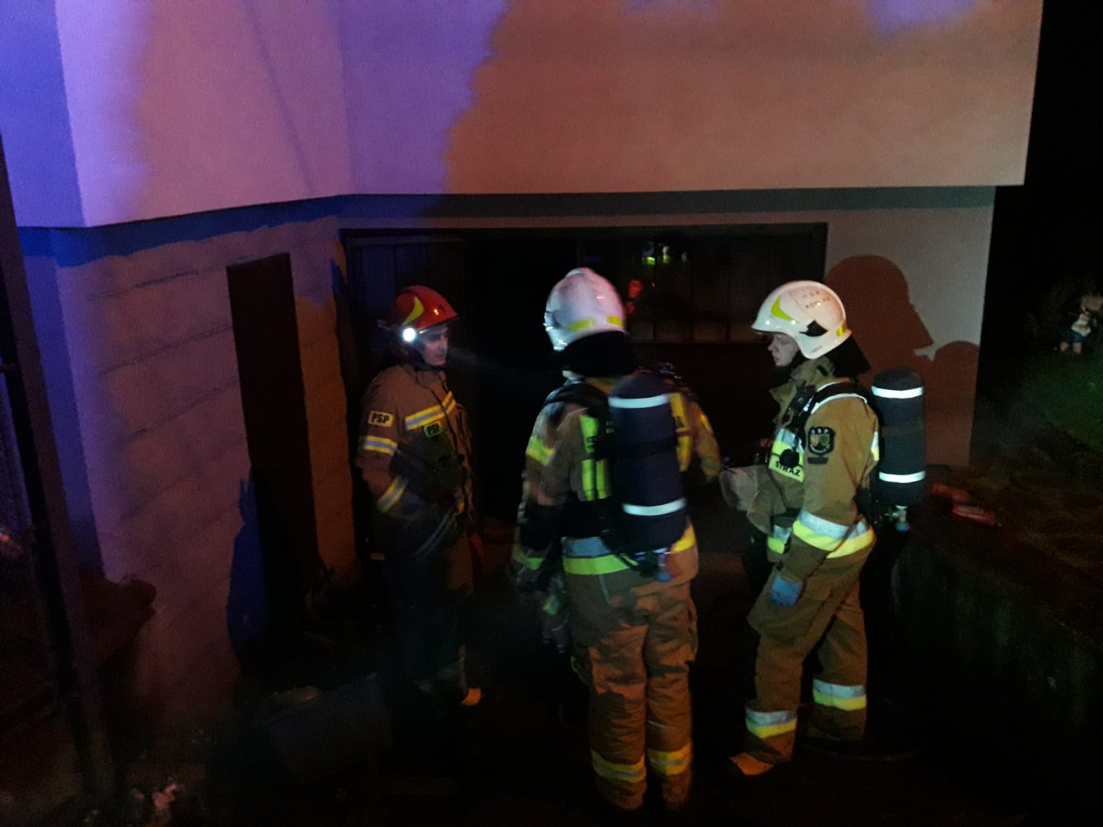 Pożar w piwnicy budynku przy ul. Szwoleżerów. Trzy osoby trafiły pod opiekę medyków