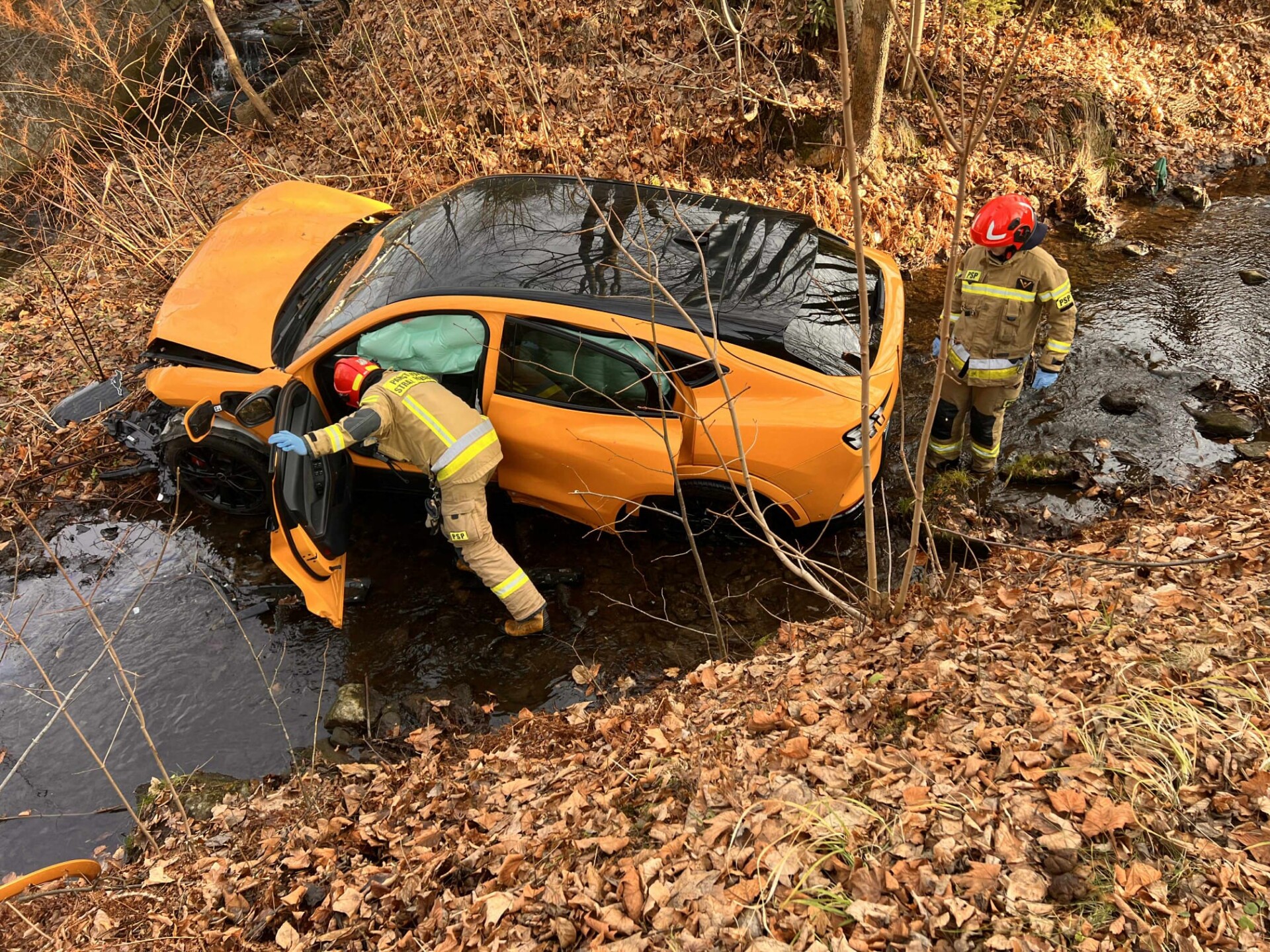 Samochód wpadł do potoku Wilkówka. Na miejscu jest straż pożarna i policja