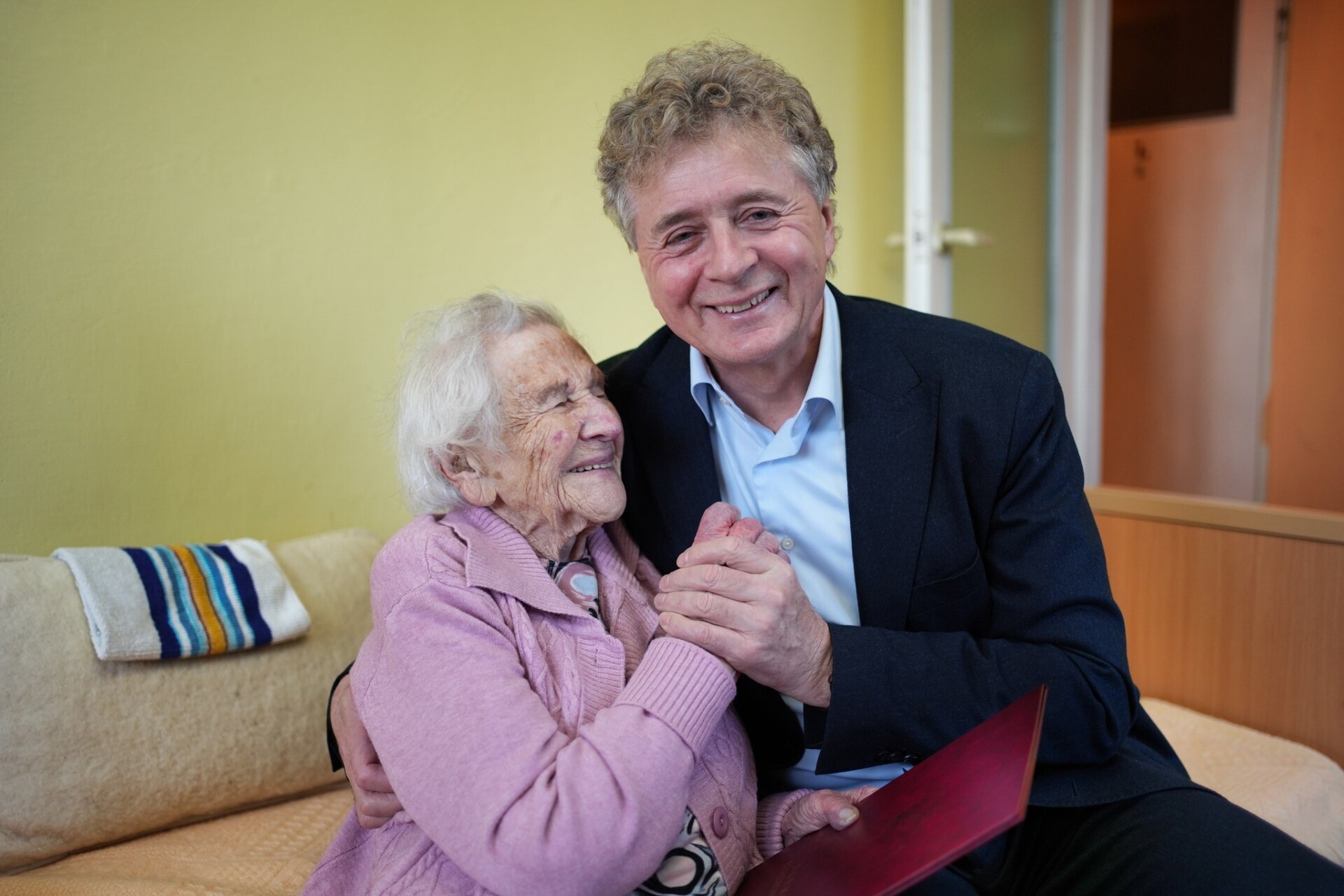 Bezcenny uśmiech 106-latki. Burmistrz z życzeniami u Marianny Bobiec