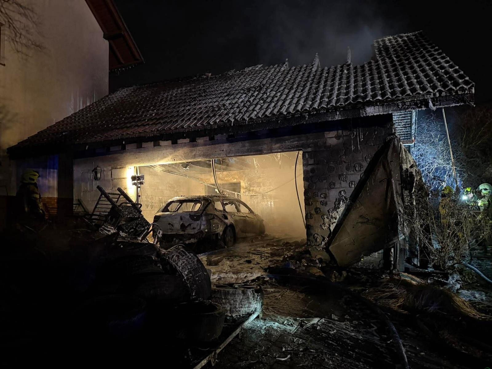 Pożar garażu w Cięcinie. Spłonął samochód – ZDJĘCIA