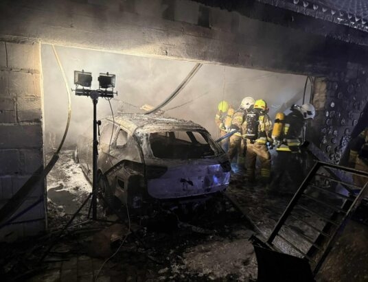 Pożar garażu w Cięcinie. Spłonął samochód | ZDJĘCIA