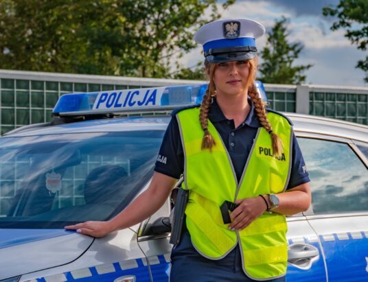 Zator: policjantka z Oświęcimia uratowała sikorkę