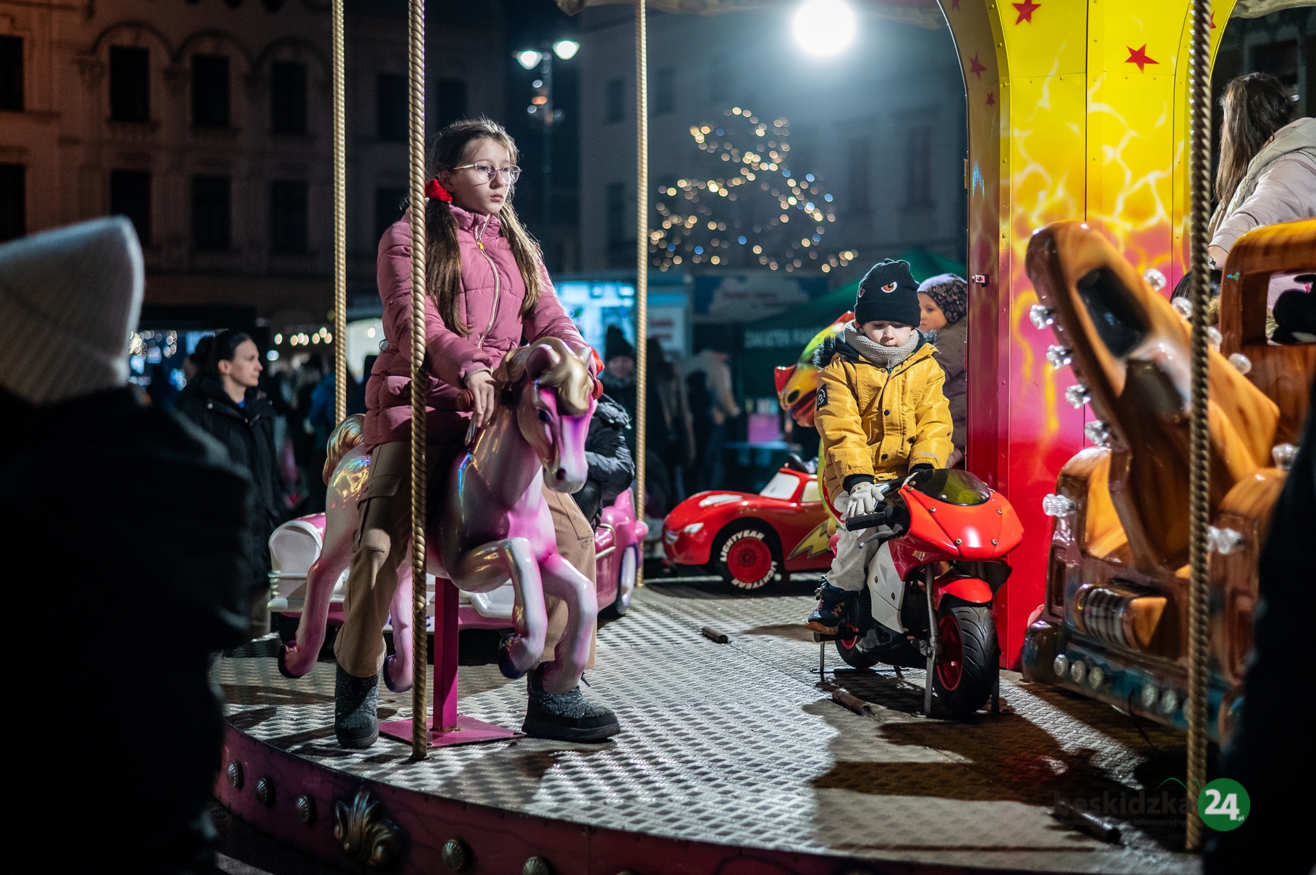 Cieszyńska choinka rozbłysła światełkami. Na spotkanie z mieszkańcami przybył św. Mikołaj | ZDJĘCIA