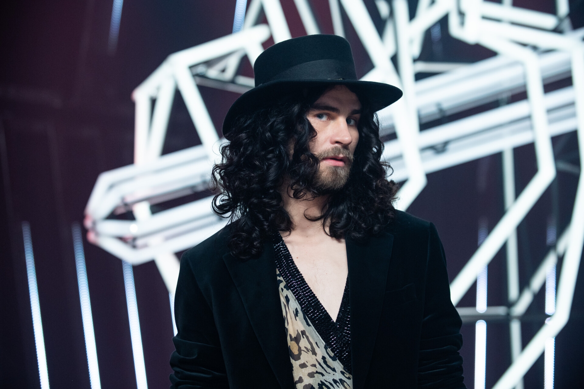 Chłopak z gitarą. Z grania na ulicy nie zrezygnuje