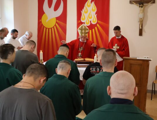 Cieszyn: Osadzeni modlili się z biskupem Pindlem