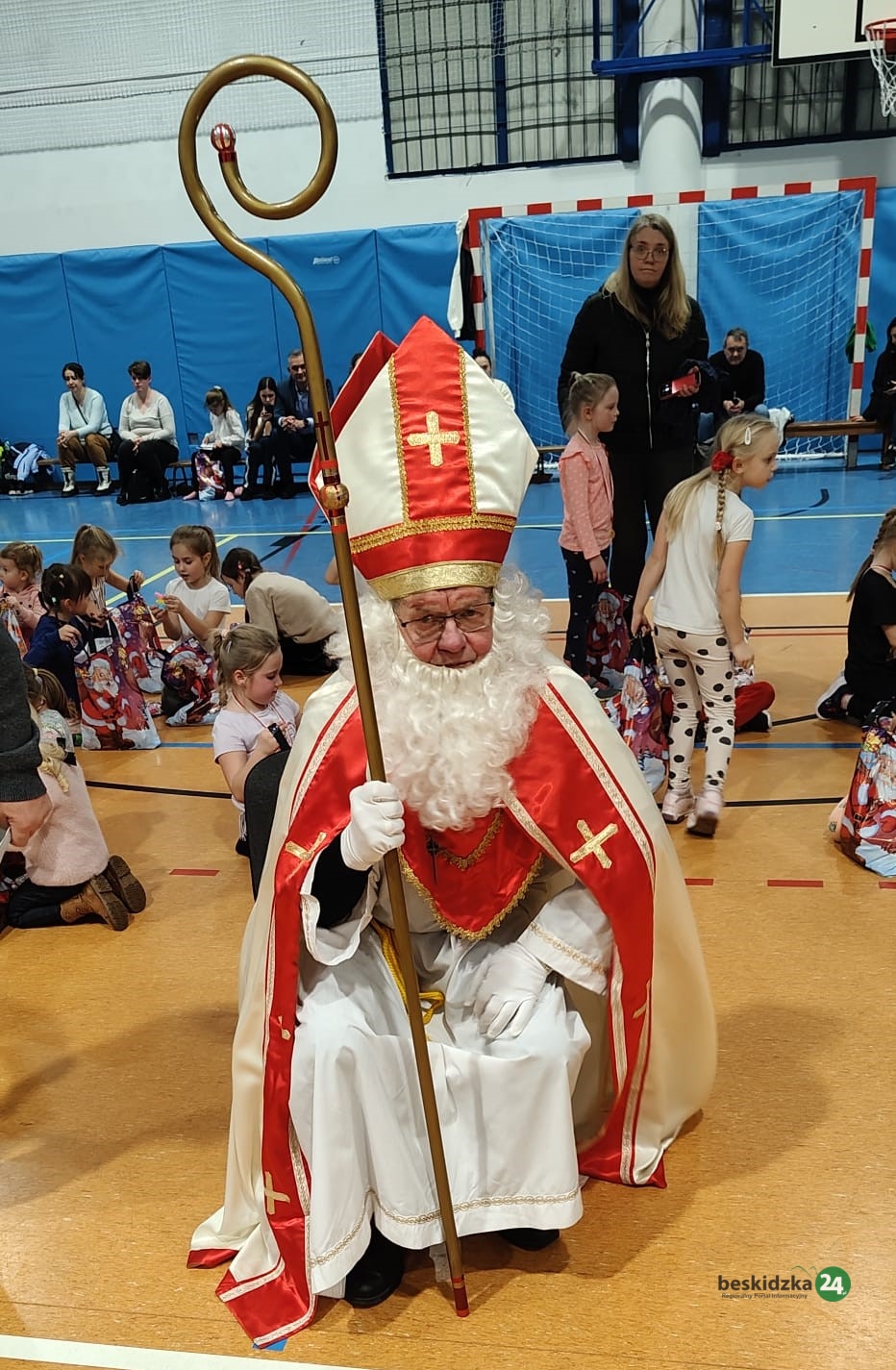 Mikołajki pełne euforii w Wapienicy! Każde dziecko otrzymało paczkę