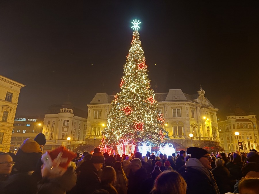 Choinka już świeci. Na placu Chrobrego zebrały się tłumy