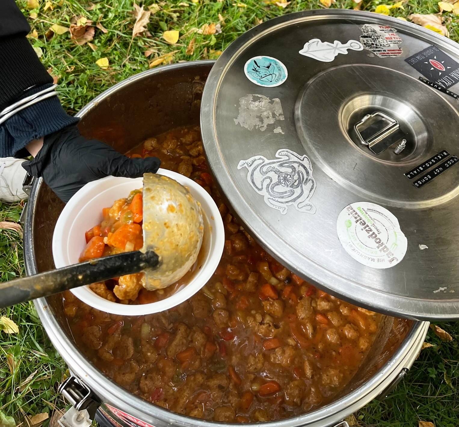 Gar gulaszu zamiast wojen. Bo jedzenie jest prawem