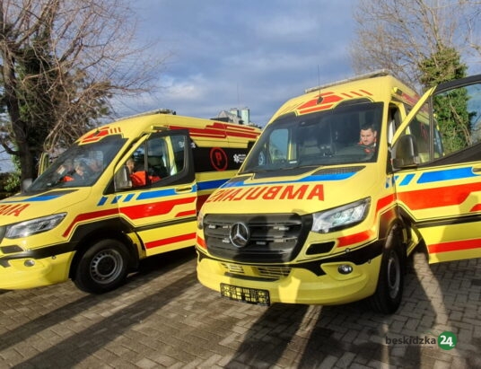 Dwa nowe ambulanse dla bielskiego pogotowia