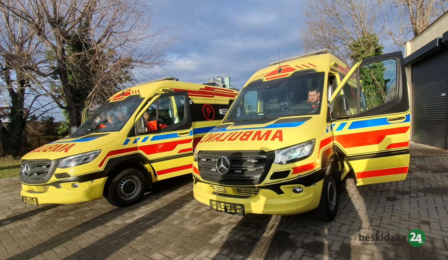 Dwa nowe ambulanse dla bielskiego pogotowia