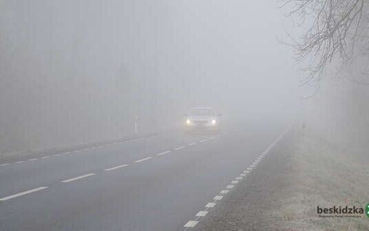 Gęste mgły nad Podbeskidziem. IMGW ostrzega kierowców
