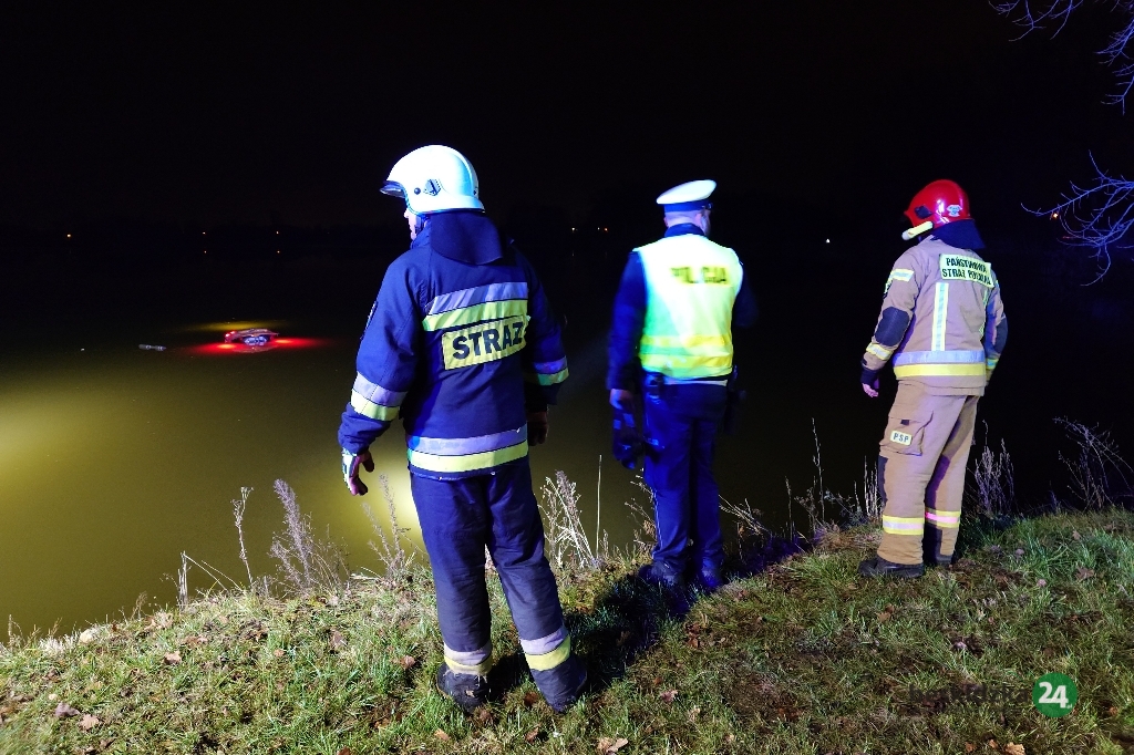Z ostatniej chwili: Dankowice: Samochód wpadł do stawu. Wszystkie służby w akcji – foto