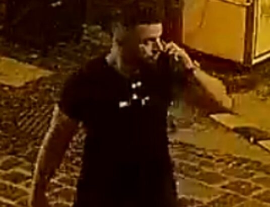 Uderzał i kopał po twarzy. Policja publikuje wizerunek sprawcy