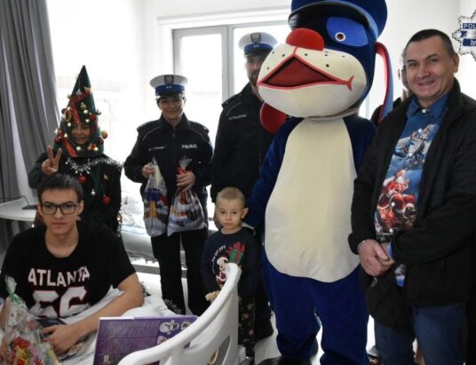 Policjanci w szpitalu. Przynieśli prezenty małym pacjentom