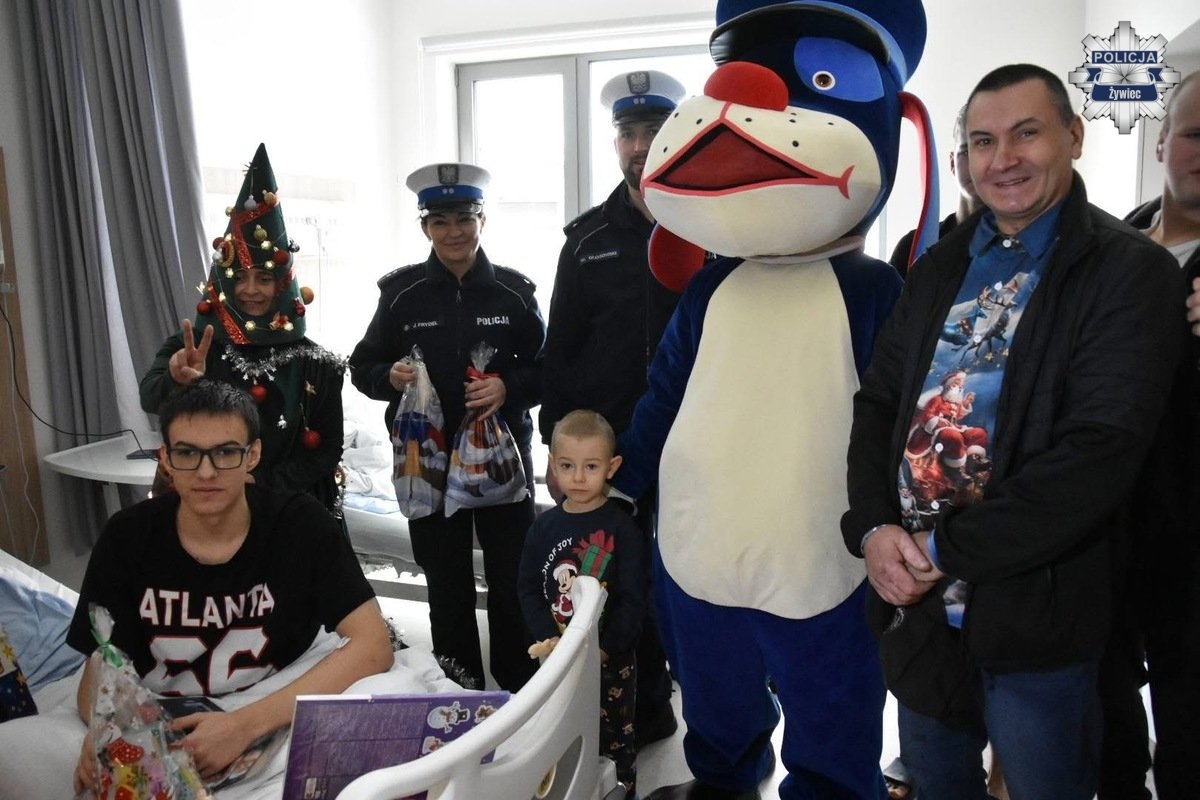 Policjanci w szpitalu. Przynieśli prezenty małym pacjentom