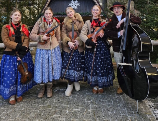 Muzyka, przysmaki, rękodzieło, niespodzianki. W Szczyrku trwa jarmark dla Mateusza