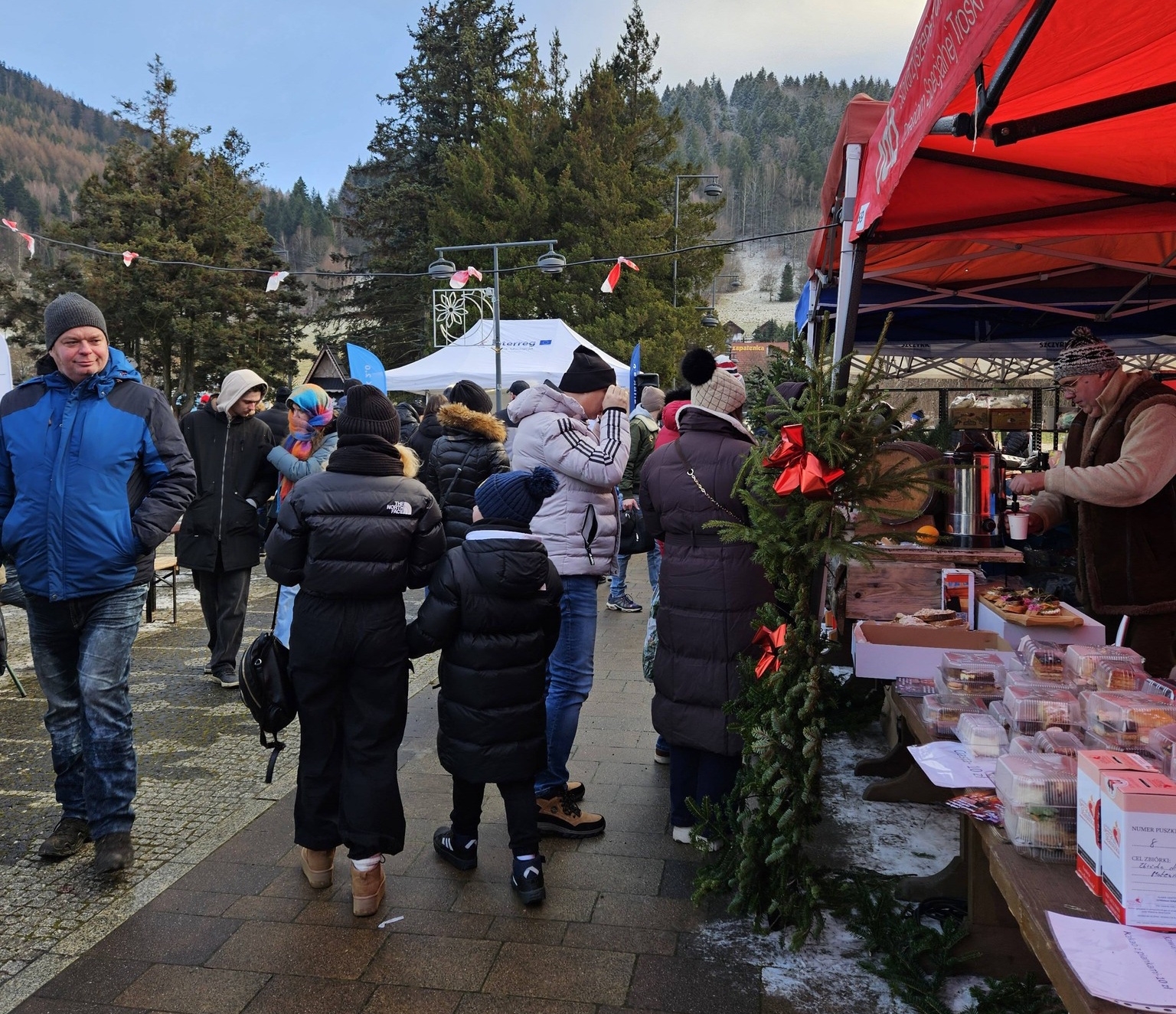 Muzyka, przysmaki, rękodzieło, niespodzianki. W Szczyrku trwa jarmark dla Mateusza