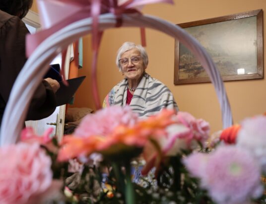 Jako 18-latka zajęła się wychowaniem syna zmarłej siostry. Teraz świętowała setne urodziny