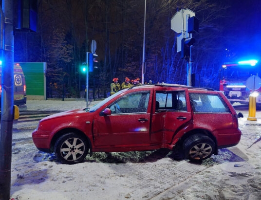 Nocna demolka na skrzyżowaniu. Młody kierowca był nietrzeźwy | ZDJĘCIA