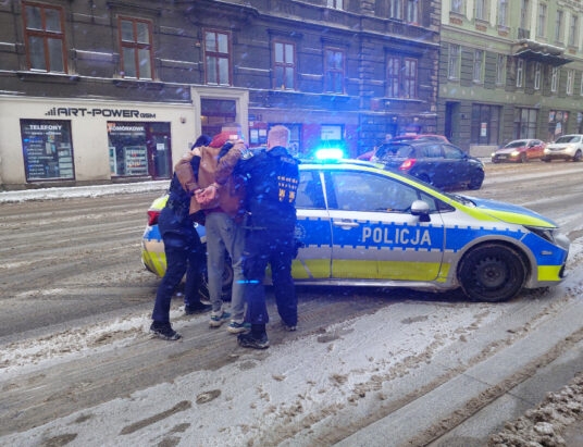 W centrum miasta szedł środkiem ruchliwej ulicy | FOTO