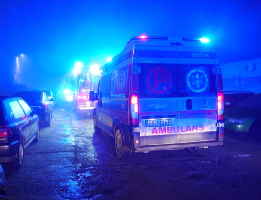 Z ostatniej chwil: Zadymienie w klatce schodowej bloku. Lokatora obudzili strażacy – foto