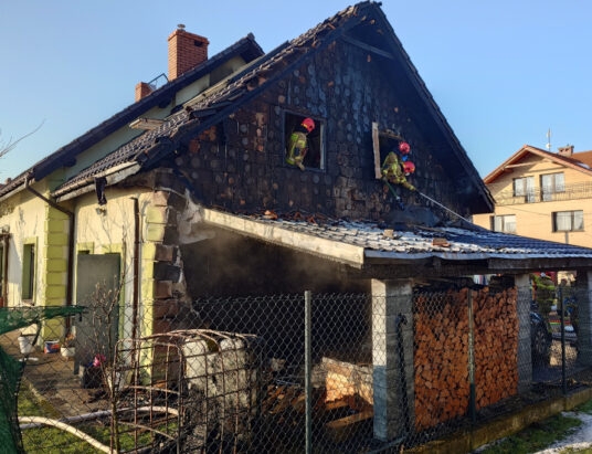 Pożar wiaty i samochodu. Ogień zajął część poddasza domu | ZDJĘCIA