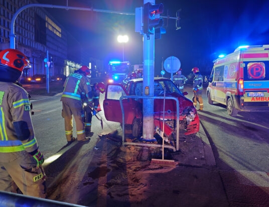 Samochód uderzył w słup. Dwie osoby zabrane do szpitala | ZDJĘCIA