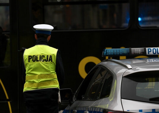 Pędził jak szalony w obszarze zabudowanym i przy zimowych warunkach