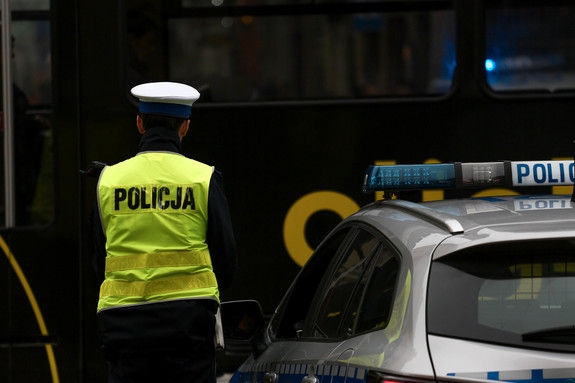 Pędził jak szalony w obszarze zabudowanym i przy zimowych warunkach