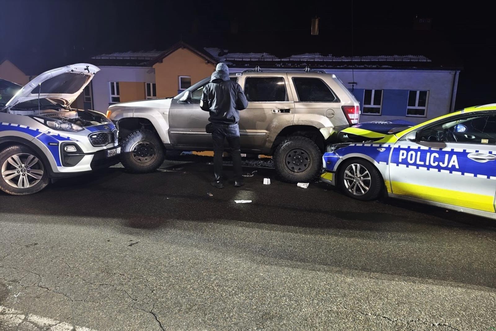 Policyjny pościg w powiecie wadowickim z uderzeniem w dwa radiowozy!