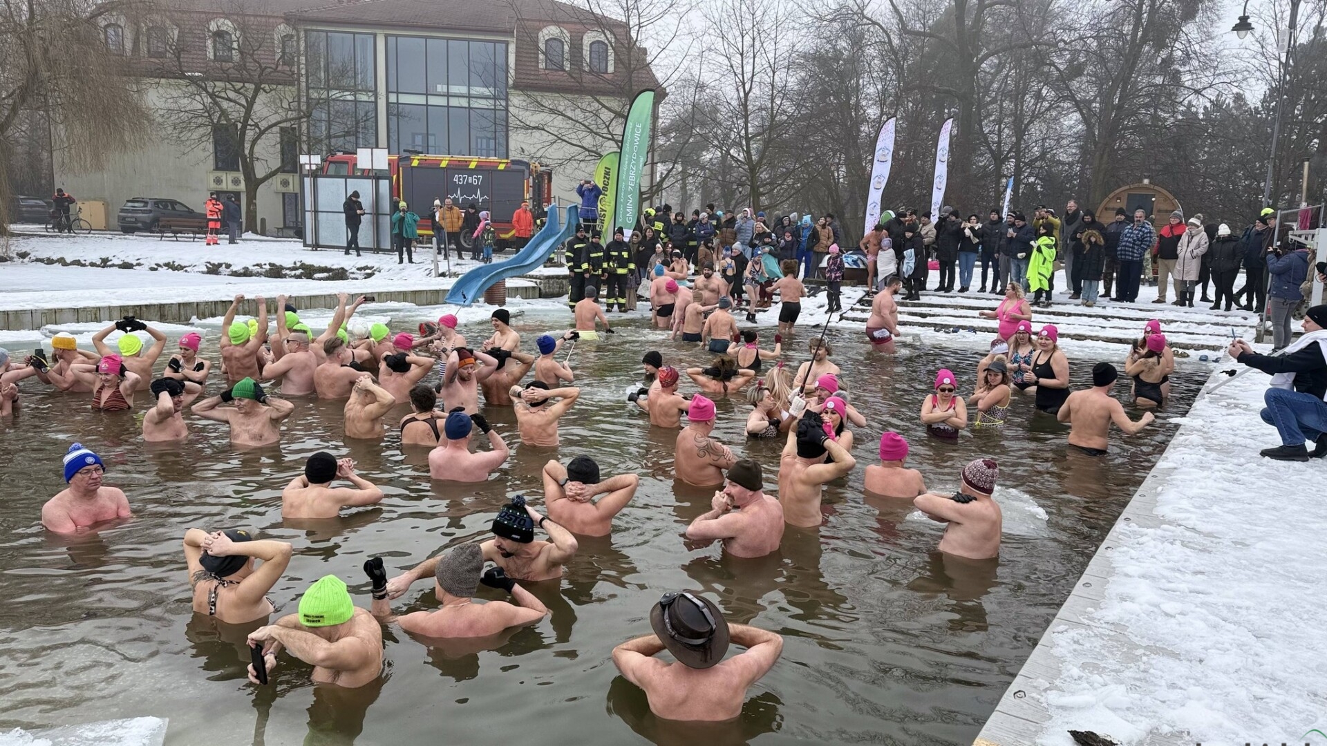 Morsowanie w Młyńszczoku w Zebrzydowicach – zimna woda, gorąca atmosfera i sukces frekwencyjny | ZDJĘCIA