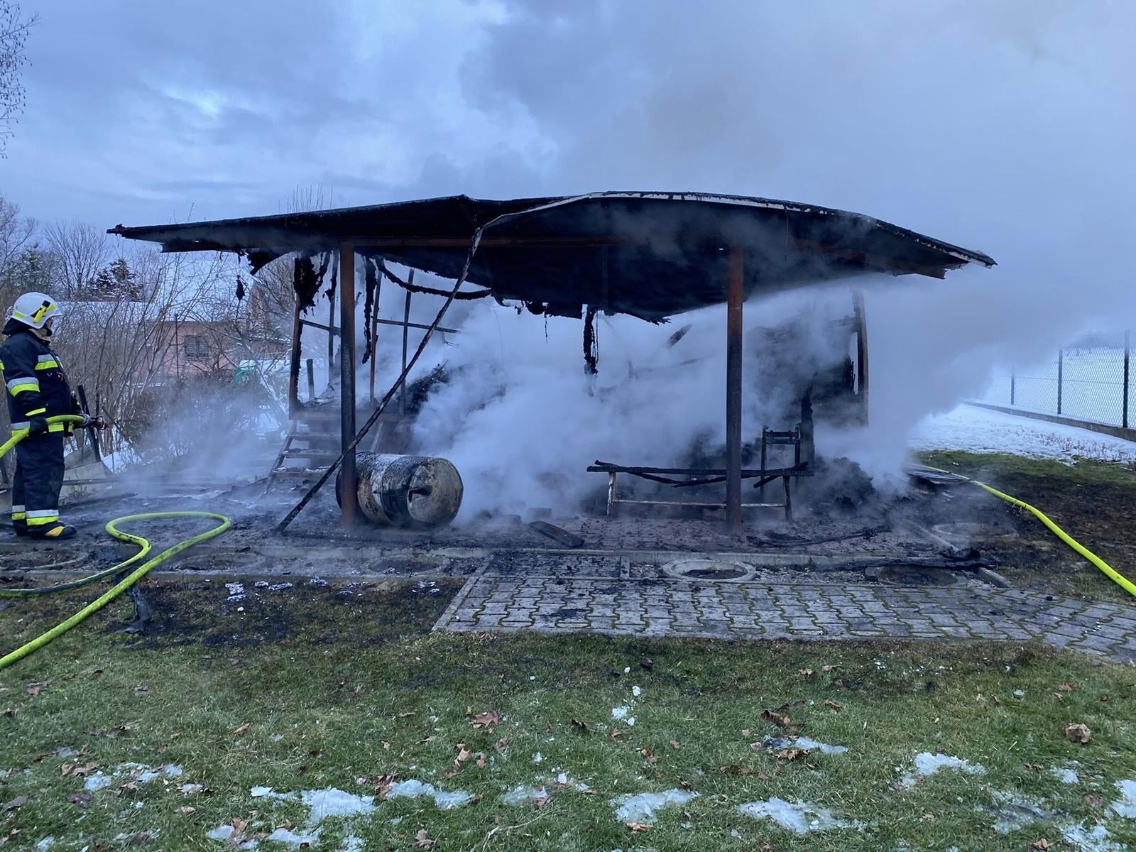 Pożar domku letniskowego w Łodygowicach – ZDJĘCIA