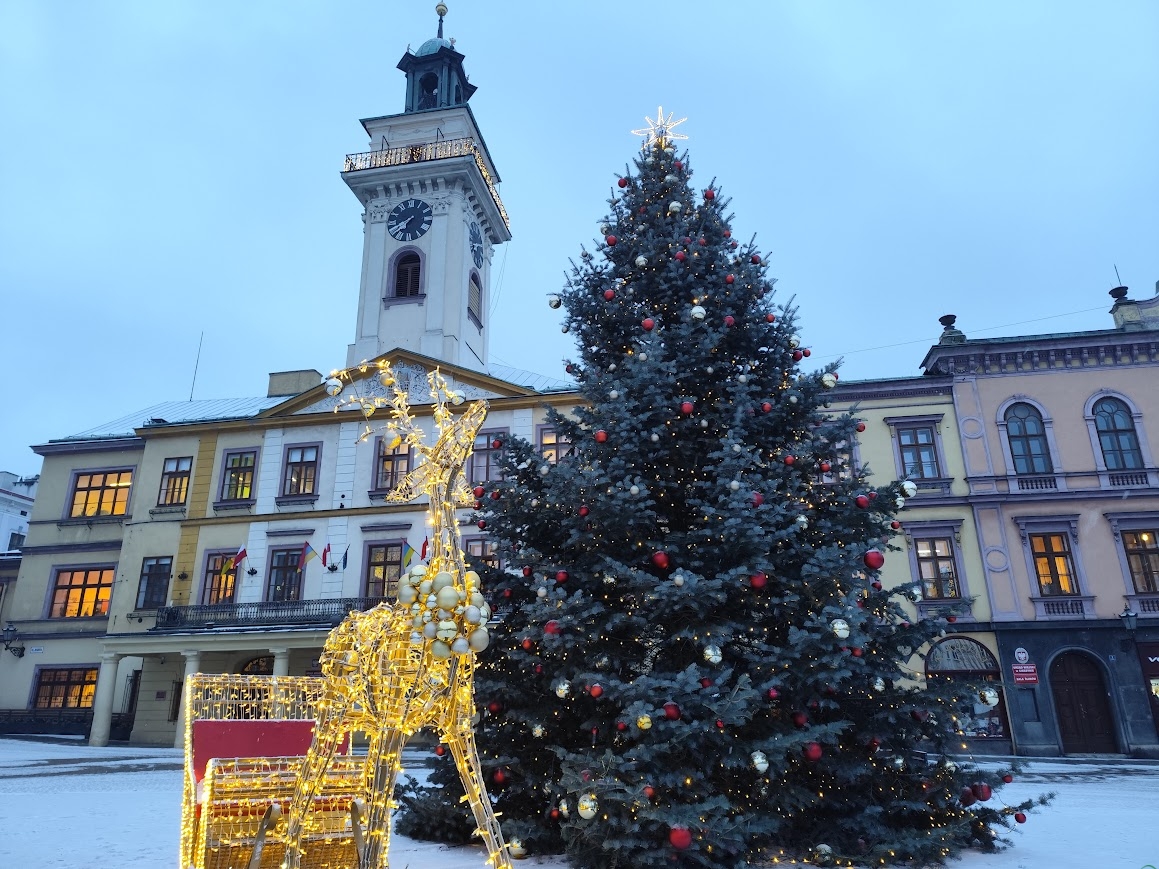 Cieszyn: W 2025 r. przybyło urodzeń, ale i zgonów. Królowały klasyczne imiona